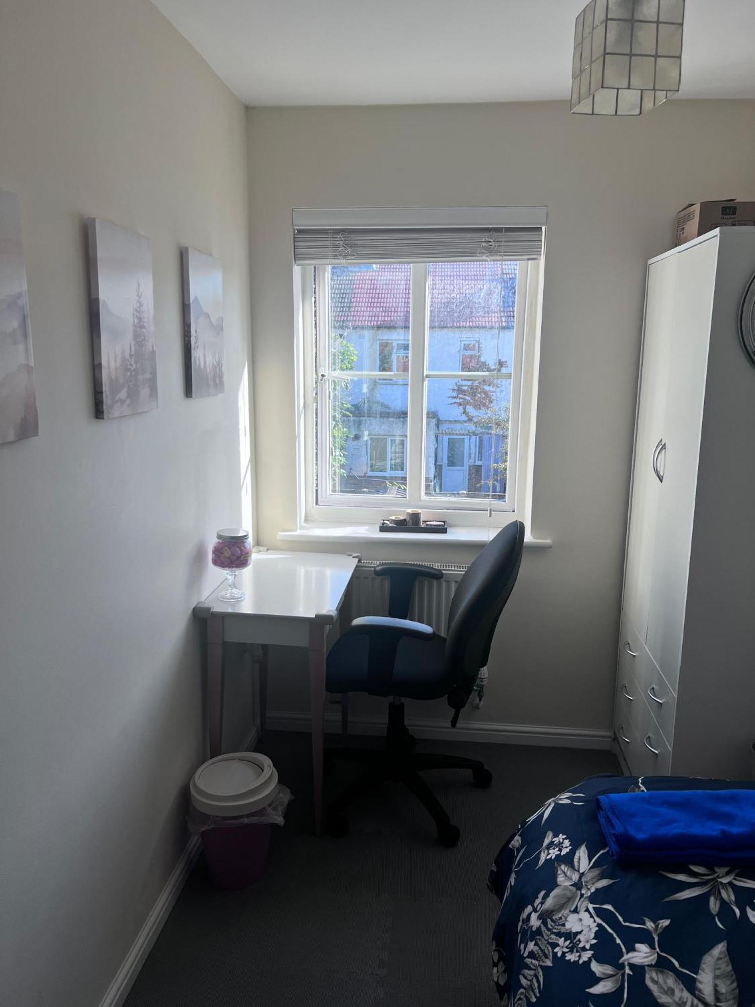 Excel Single - 5mins To Excel & 10mins To Canary Wharf *